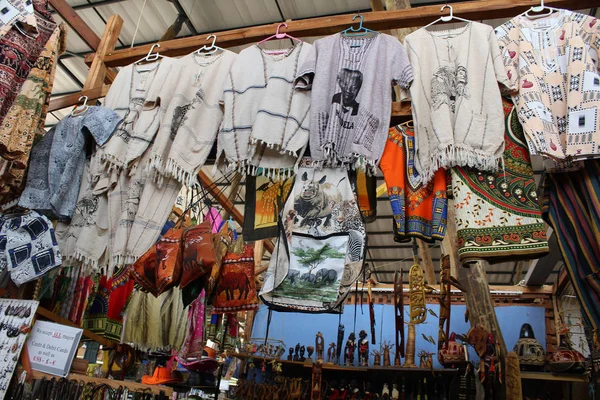 Güney Afrika - T-shirt ve diğer kıyafetler alışveriş, yerel üreticileri tarafından seyahat pazarı