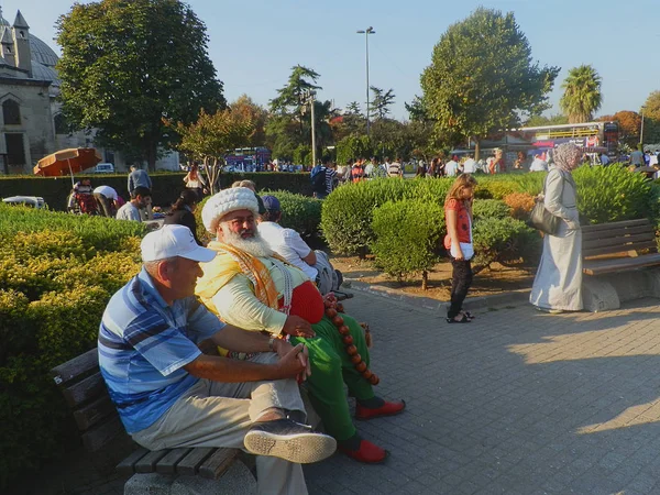 Kadın, aile tarihi merkezinde, Istanbul, Türkiye, tarihi Türk kostüm, bir adam bir parkta insanlara örtülü     
