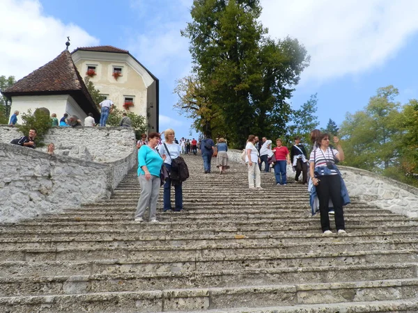 Merdivenlerde bir kilise Bled Gölü, Slovenya, Alp Dağları, Orta Avrupa ortasında önde gelen turistler