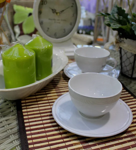 Nature Morte Tasses Disposées Sur Une Table Avec Horloge Vintage — Photo