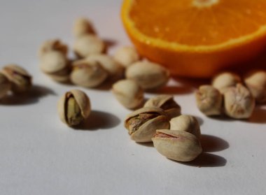 Antep fıstığı, kavrulmuş, tuzlanmış ve vejetaryenler için turuncu, sağlıklı atıştırma kesim