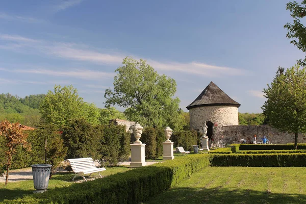 斯洛伐克城堡 Cerveny 卡门花园 — 图库照片