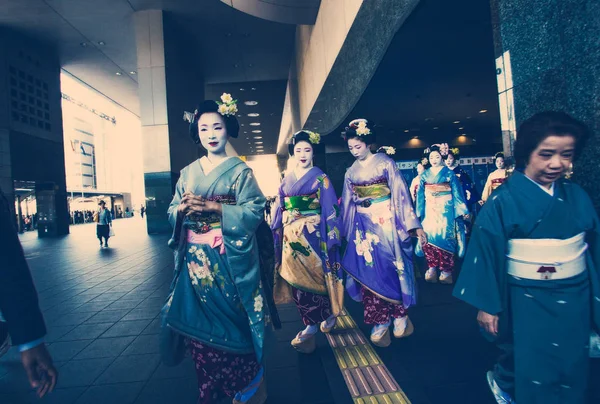 Elever Geisha Hang Kyoto Japan Gatan Mars 2015 Redaktionella — Stockfoto