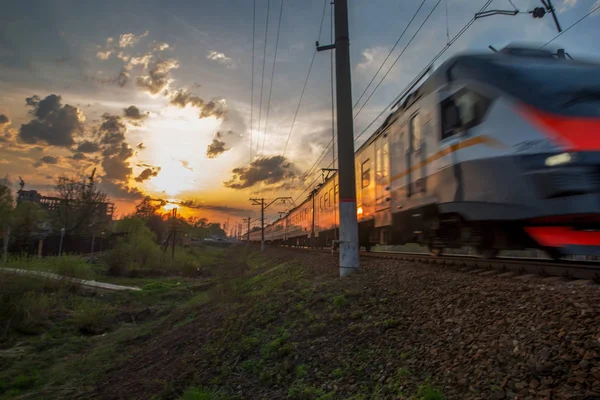 Tren y puesta de sol —  Fotos de Stock