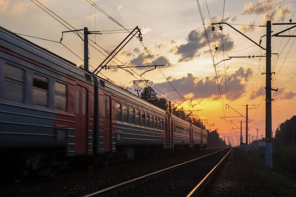 Tren ve günbatımı — Stok fotoğraf