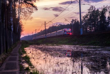 tren ve günbatımı