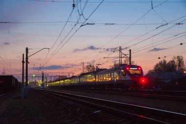 tren ve günbatımı
