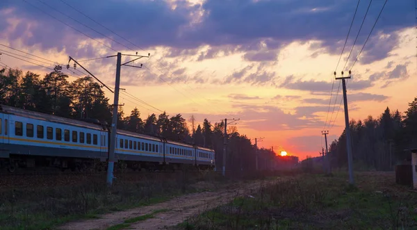 Τρένο και ηλιοβασίλεμα — Φωτογραφία Αρχείου