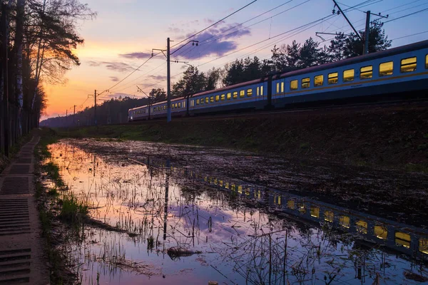 Tren y puesta de sol —  Fotos de Stock