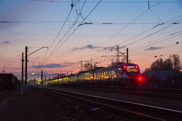 Vlak a západ slunce — Stock fotografie