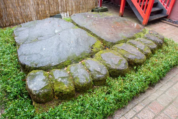 Памятник при входе в японский сад — стоковое фото