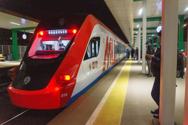 İnsanlar Moskova 'daki yeni McD trenlerine gidiyor.