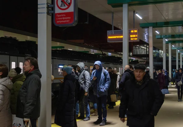 Mensen wachten op nieuwe Mcd-treinen en lokale langeafstandstreinen — Stockfoto
