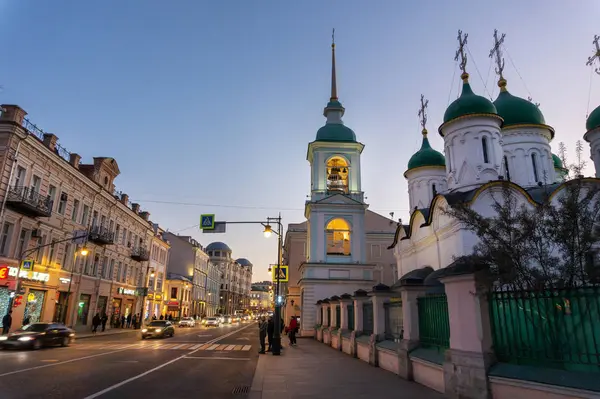 Vista maestosa sulla Chiesa russa a ore blu.Downtown di Mosca — Foto Stock