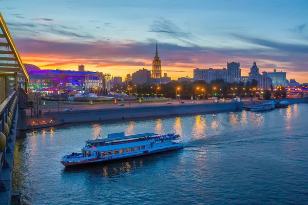 莫斯科河上的小船和斯大林摩天大楼的绚丽多姿 — 图库照片