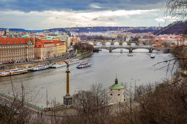 Majestueus uitzicht op Praag. De winter. Vakantie! — Stockfoto