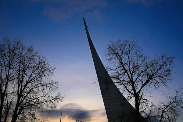 Een monument voor de veroveraars van de ruimte — Stockfoto