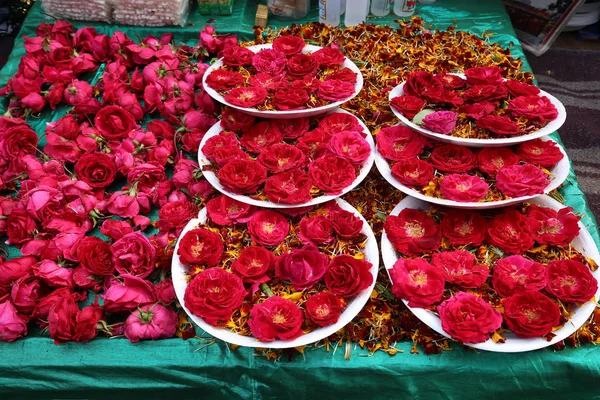 Rosas vermelhas em chapas e sem ele — Fotografia de Stock