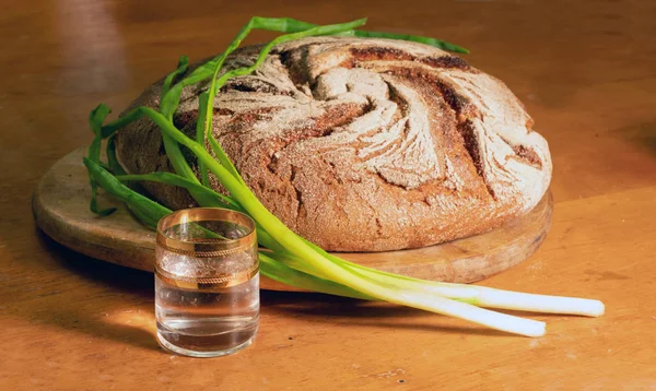 Comida simples - vodka e pão — Fotografia de Stock