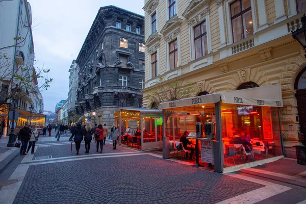 布达佩斯有冷兵器的咖啡店 — 图库照片