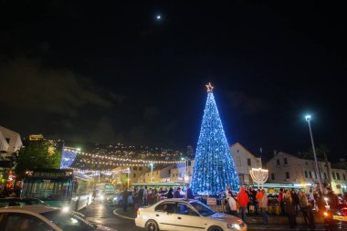 Noel ve yakında Yeni Yıl. Noel ağacında gece manzarası.