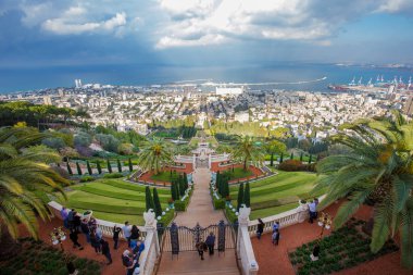 Hayfa 'daki Majestic Bahai Bahçeleri. Bahçeler ve por üzerinde hava görüntüsü