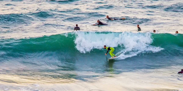 Dalgada sörf yapan biri. Tel Aviv — Stok fotoğraf