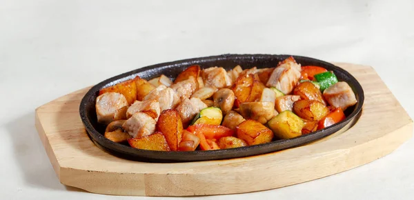 Gebakken aardappelen en varkensvlees in een pan — Stockfoto