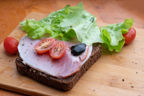 Sanduíche com tomate de porco e salada — Fotografia de Stock