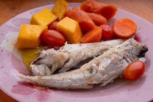 Sağlıklı Balık Yemeği Havuçlu Kabaklı Domatesli Güveç — Stok fotoğraf