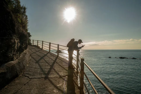 中国年轻人 在令人敬畏的利古里亚海岸拍摄视频 任何季节的假日都是阳光灿烂的一天 总是阳光灿烂的意大利 — 图库照片