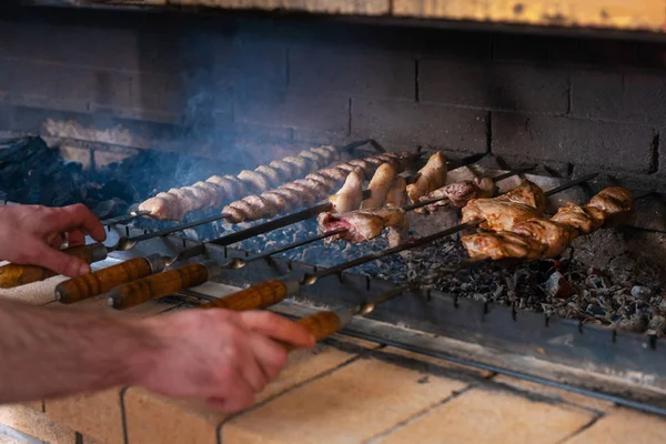 La carne se fríe sobre carbón en la cocina del restaurante. Varios — Foto de Stock