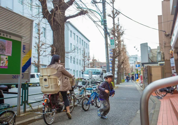 Boy run to the market at Koishikawa district Bunkyo-Ku, Tokyo, Japan — Stock fotografie