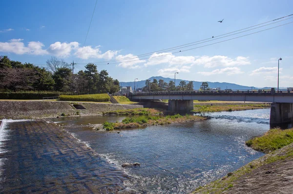 Most u řeky Katsura v Kjótu. Krása japonské přírody. — Stock fotografie