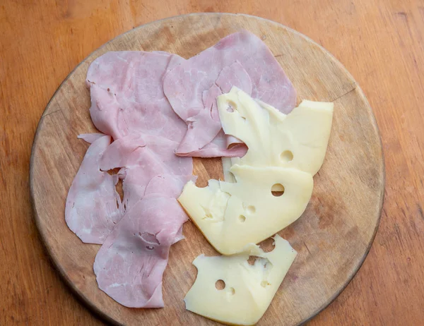 Comida sencilla: jamón y queso — Foto de Stock