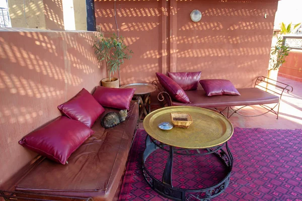 Aire de repos sur le toit d'un petit hôtel à Marrakech — Photo