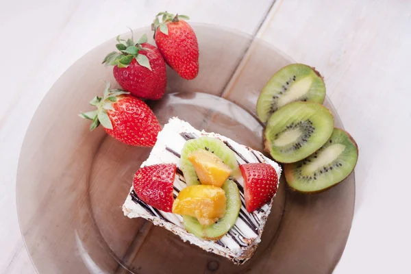 DELICIOUS CAKE WITH FRUIT TOPPING — 스톡 사진