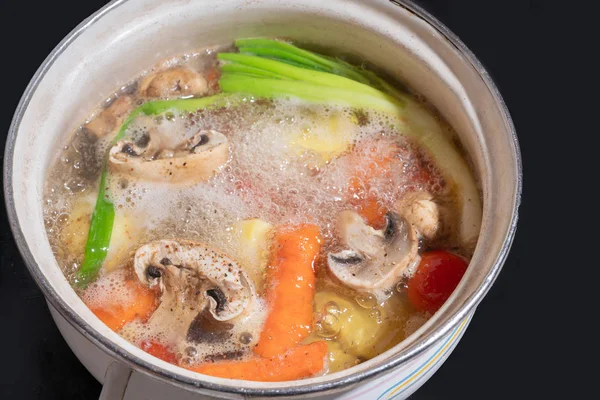 Sopa hirviendo con setas y verduras — Foto de Stock