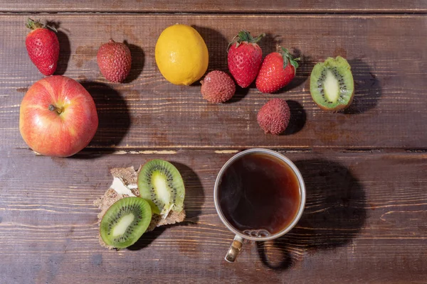 Frutas, taza de té y sándwich a bordo —  Fotos de Stock