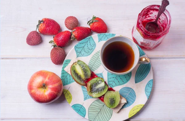 キウイとサンドイッチ,お茶と果物のカップ — ストック写真