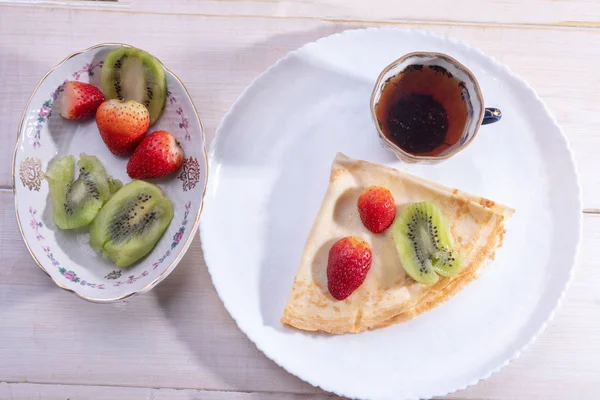 フルーツパンケーキとお茶のカップ — ストック写真