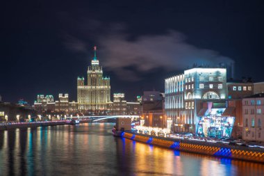 Stalin vysotkja - Kotelnicheskaya seti üzerinde gökdelen