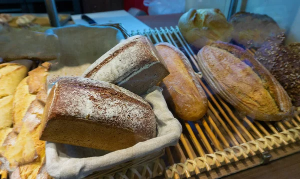 Pão saboroso fresco no balcão — Fotografia de Stock