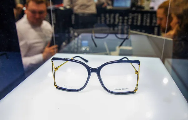 Esposizione occhiali di uno dei compagni — Foto Stock