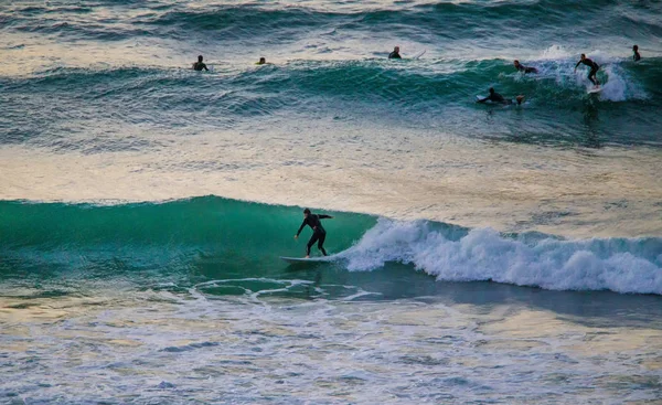 Surfista a bordo de montar la ola - otro en la próxima ola ! —  Fotos de Stock