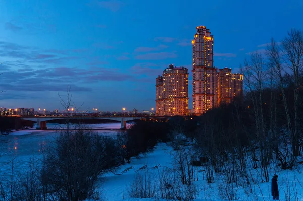 View of the frozen Moscow river and the "Scarlet Sails" resident — Stock Photo, Image