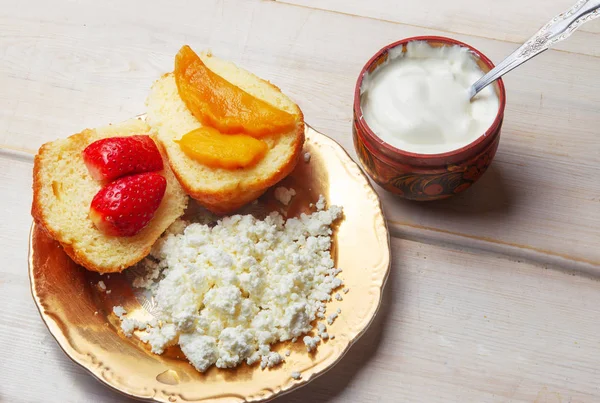 Queijo Cottage Fresco Creme Leite Sanduíches Com Bagas Frutas Mesa — Fotografia de Stock