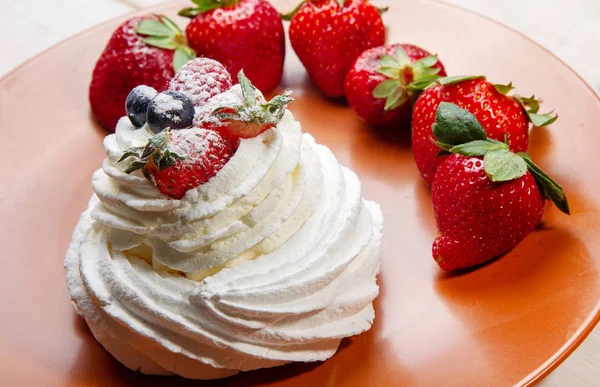 Bolo Merengue Decorado Com Bagas Cima Sobremesa Pavlova — Fotografia de Stock