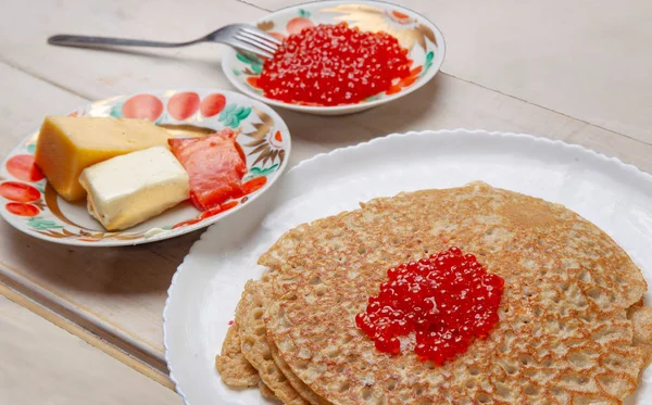 Pfannkuchen Mit Lachsrogen Kaviar Russischer Feiertag Maslenitsa — Stockfoto