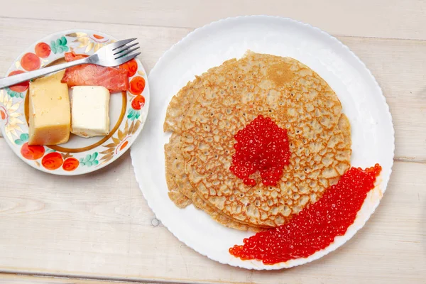 Pfannkuchen Lachskaviar Kaviar Russischer Feiertag Maslenitsa Mehlpfannkuchen Mit Kleie — Stockfoto